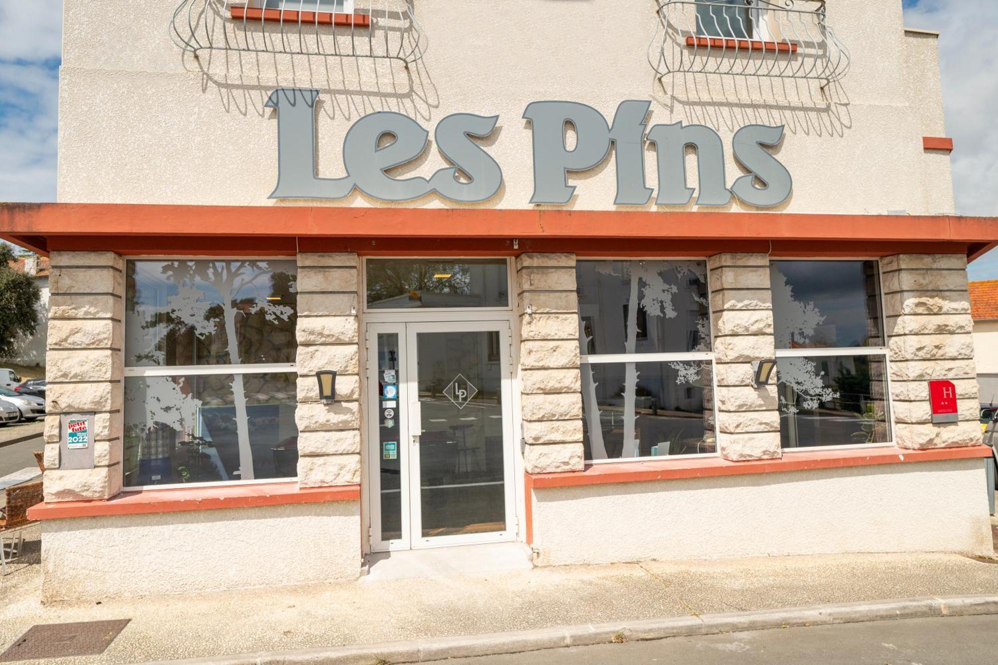 Hotel Les Pins Сен-Троян-ле-Бaн Екстериор снимка
