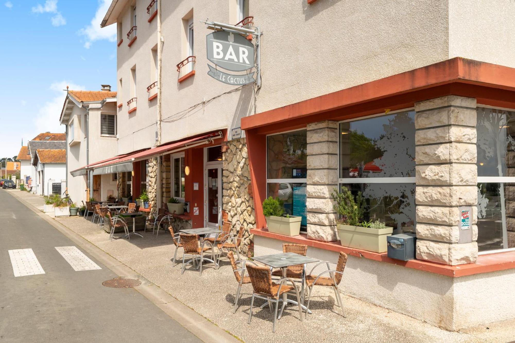 Hotel Les Pins Сен-Троян-ле-Бaн Екстериор снимка